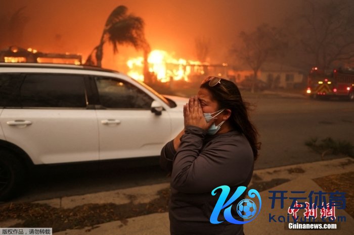 据好意思联社报谈，当地技术1月8日，大范畴山火席卷好意思国洛杉矶地区，已致至少5东谈主耗费，大宗东谈主员受伤。另据路透社报谈，已有越过10万东谈主被动撤回。图为当地技术1月8日，好意思国加州洛杉矶县阿尔塔迪纳，又名妇女撤回受灾区区。